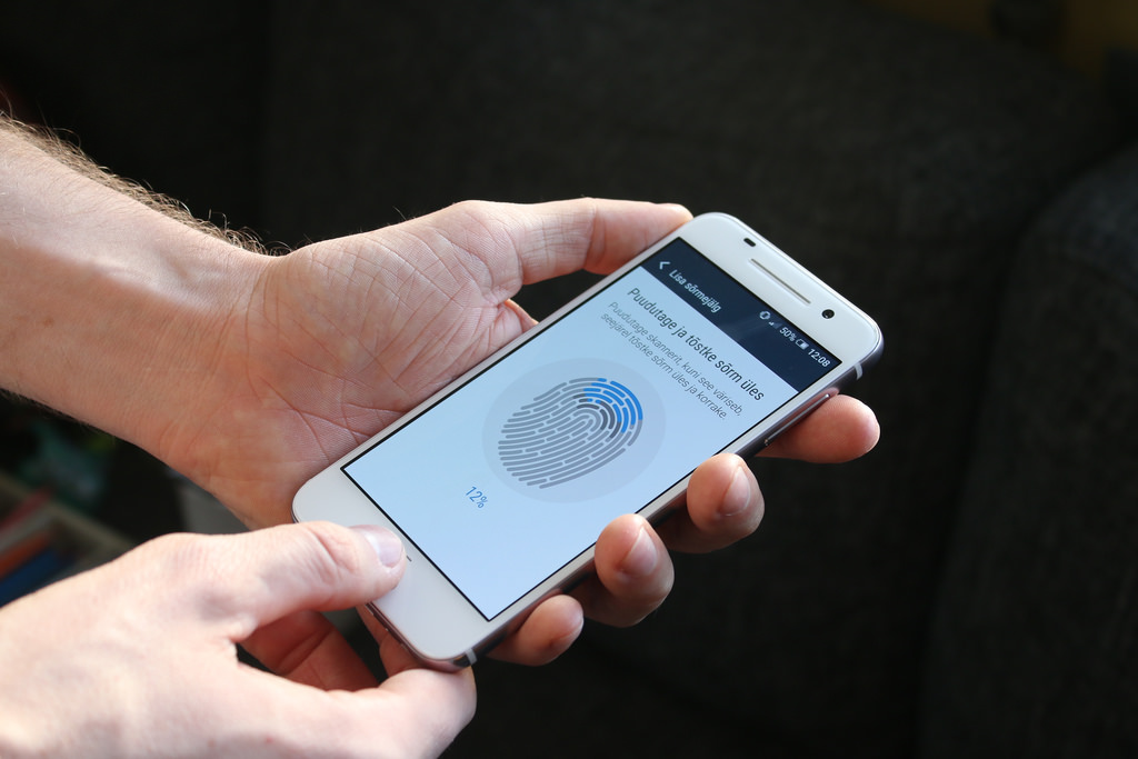 Minnesota Supreme Court Says Unlocking A Phone With A Fingerprint Isn't A Fifth Amendment Issue 23075504614_b128104e57_b
